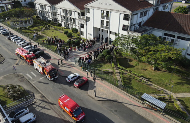 Corpo de Bombeiros Militar realiza simulado de incêndio no Fórum de Criciúma