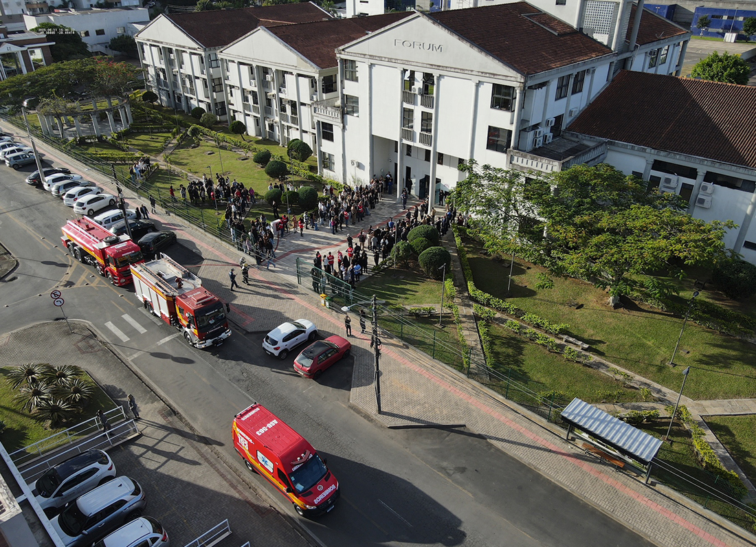 Corpo de Bombeiros Militar realiza simulado de incêndio no Fórum de Criciúma
