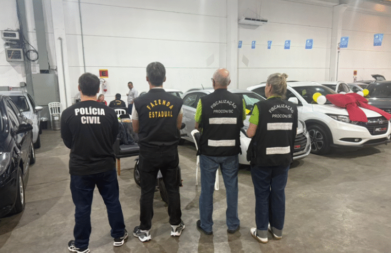 Fazenda/SC apura irregularidades fiscais na venda de 62 veículos durante feirão em Criciúma