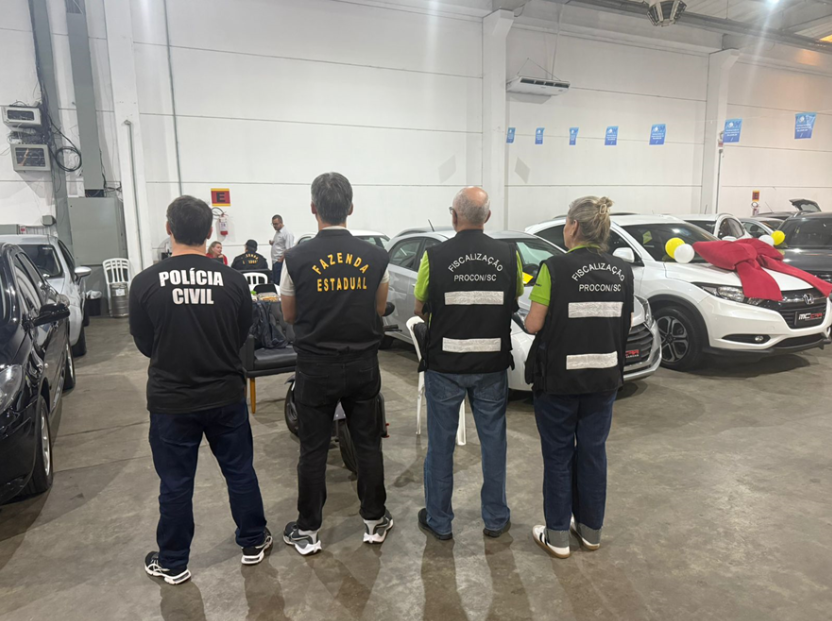 Fazenda/SC apura irregularidades fiscais na venda de 62 veículos durante feirão em Criciúma