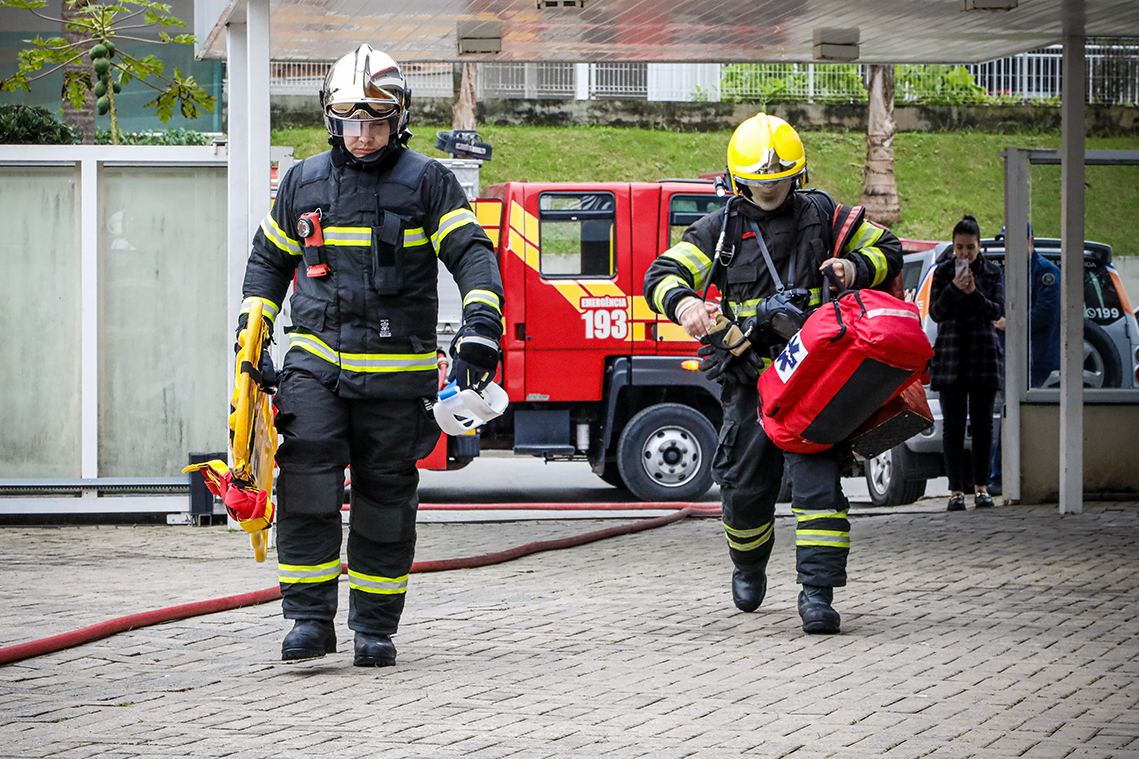 Em Blumenau,  Corpo de Bombeiros Militar realiza simulados de evacuação em escolas 